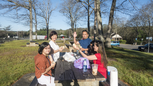 Family > 2017 > 20170626 ThuHaVisitNYC1