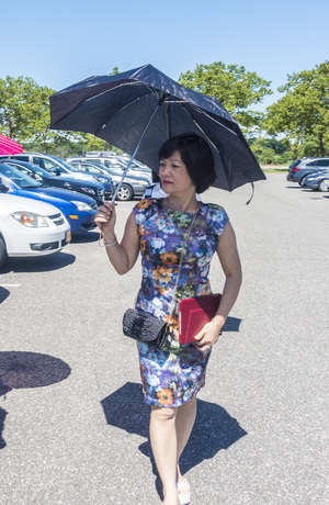 Family > 2017 > 20170627 ThuHaVisitNYC2